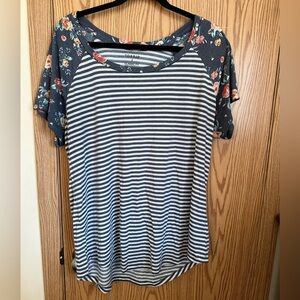 Torrid classic T-shirt 2X EUC blue and white stripes floral sleeves soft